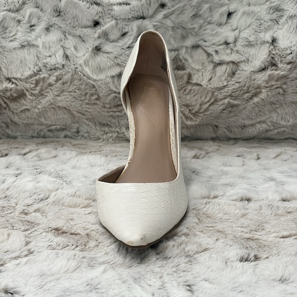 Juicy Couture White Stiletto Heel (SINGLE SHOE) with Ornate Pattern. Size 8 - Picture 2 of 10